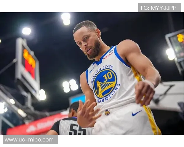 库里今日穿着科比9战靴展现低调风范灰白黑配色尽显简约风格